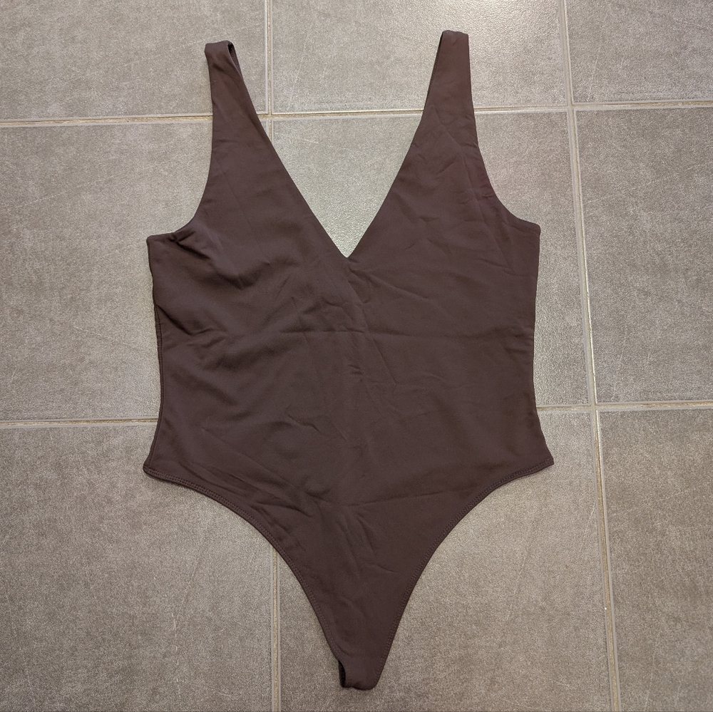 Babaton Contour V-Neck Bodysuit - Picture 5 of 7